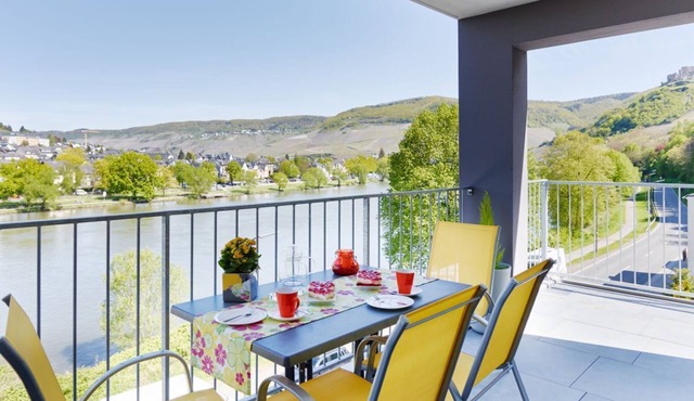 Comfortable vacation apartment with balcony, garage and exceptional views in B