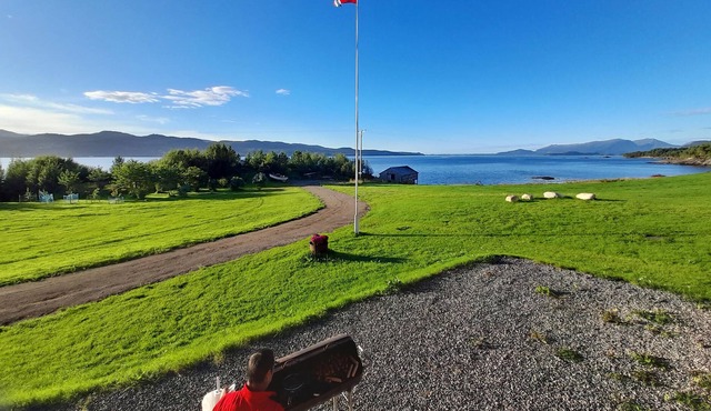 Comfortable vacation apartment with a view of the water.