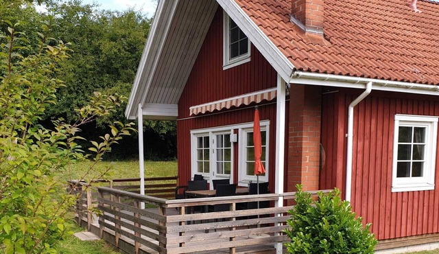 Comfortable vacation home with a sauna and whirlpool directly by the lake