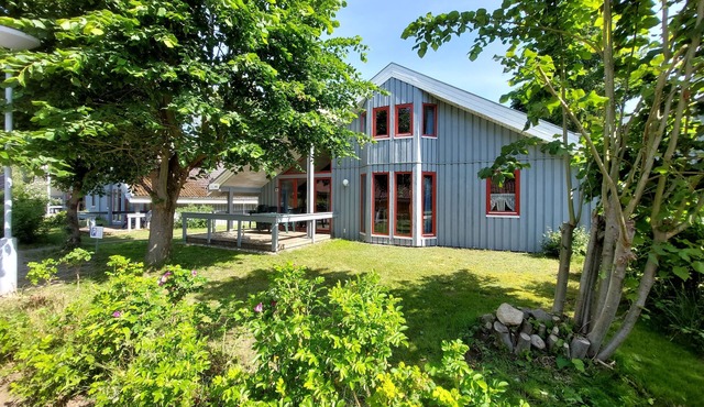 Comfortable vacation home with a sauna, patio and large living room