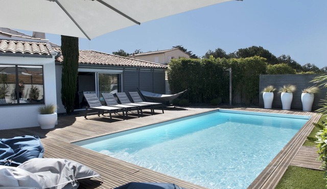 Comfortable villa for 10 with a pool
