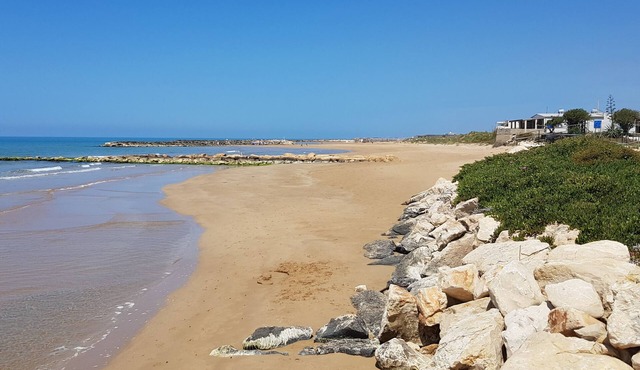 Comfortable villa with pool, close to the beach