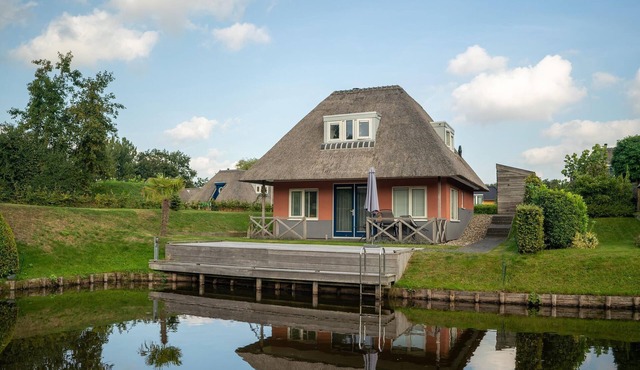 Comfortable Waterfront Park Retreat