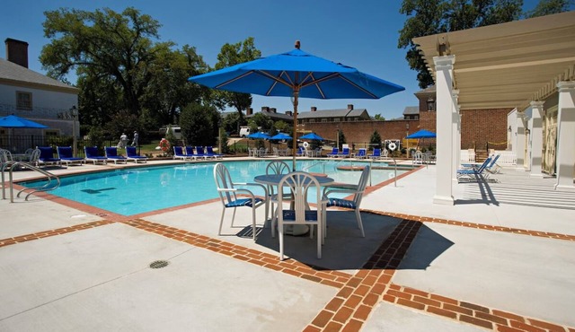 Comfortable Williamsburg Hotel for Couples & Families