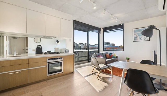 Comfy 2-Bed Balcony Unit near Chapel St