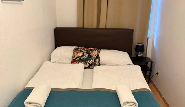 Comfy 2BR + LR Apartment for 6 ; Well-Connected