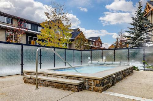 Comfy 2BR Minutes from Downtown with Hot Tub