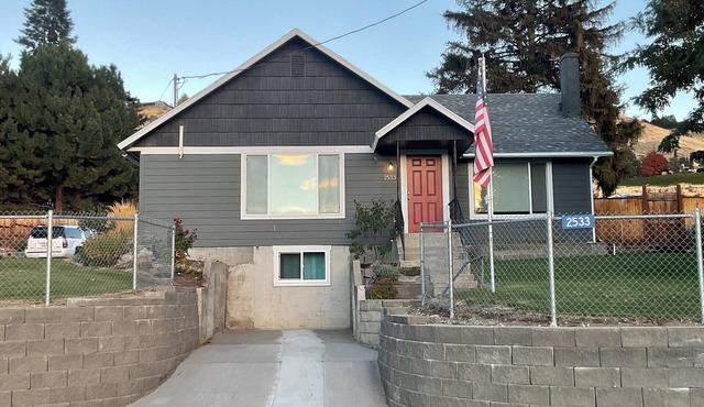 Comfy 3-bed bungalow in East Wenatchee, where nearby adventures await.