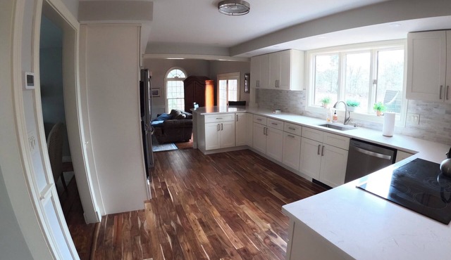 Comfy 4 Bedroom Home Close to Downtown and Beaches