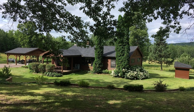 Comfy 4 BR 2 bath home for outdoor getaway in Bayfield/Apostle islands area.