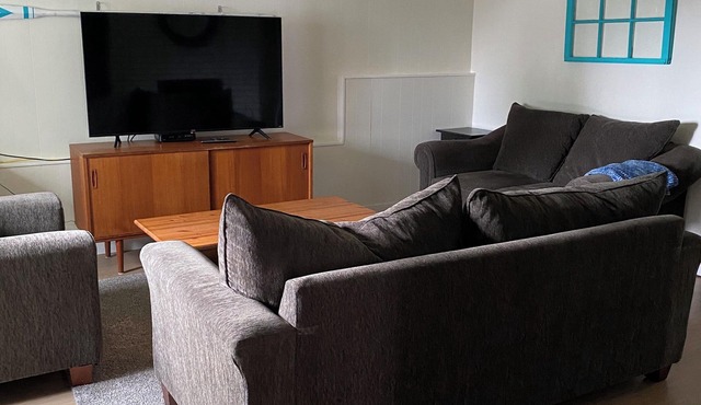 Comfy and clean garden suite. Close to Discovery Pier, Museum, and Hospital.