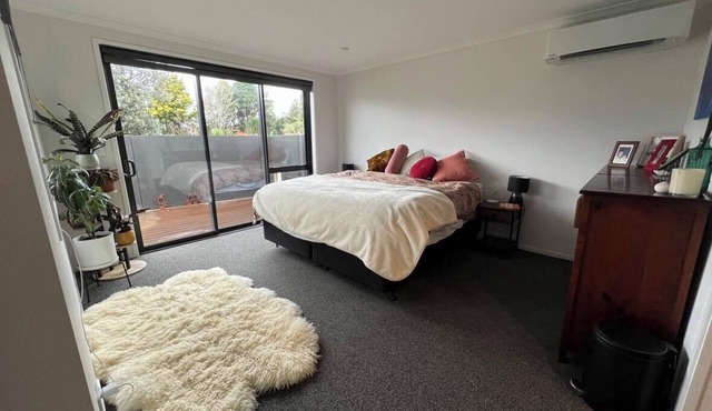 Comfy and Convenient Modern Waitara Home