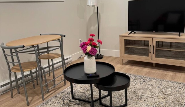 Comfy apartment is perfect for couples. It is close to magnetic hill & casino.