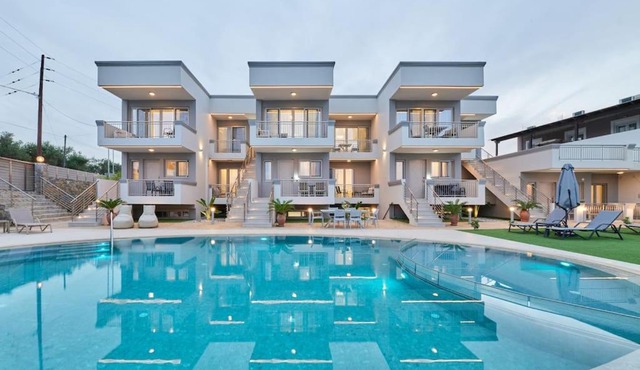 Comfy apartmt near beach with pool dining area