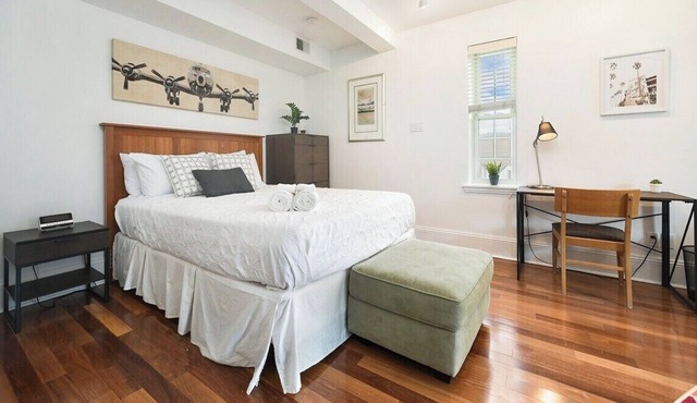 ♥Comfy Bloomfield Oasis ~ 5★ Location ~ ♛Queen Bed