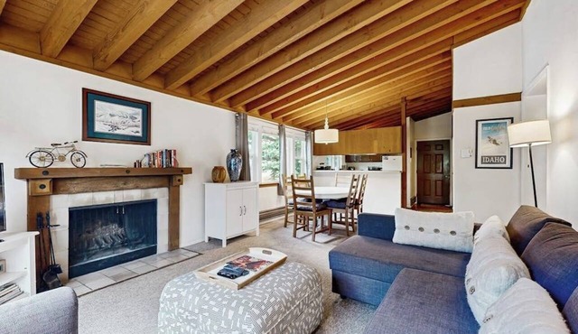 Comfy Condo with Shared Pool, Sauna - Near Slopes, Mountain Views