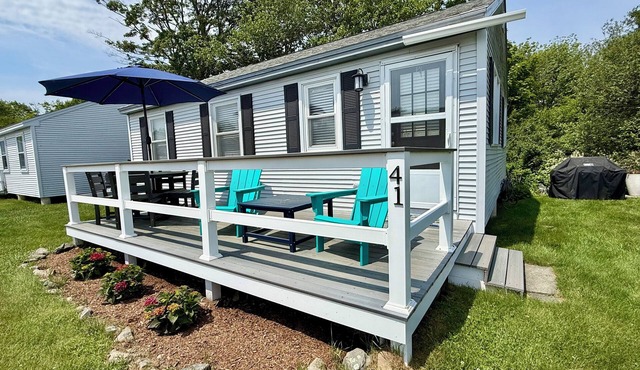 Comfy cottage with shared pool. Walk to TWO beaches, restaurants, shops and zoo!