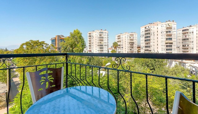 Comfy Flat with Balcony 10 min to Hadrian Gates
