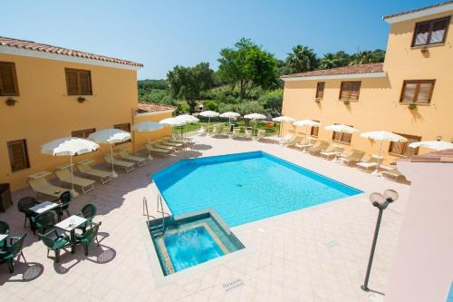 Comfy flat with terrace and pool