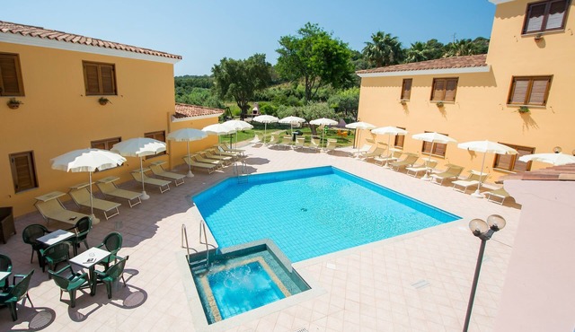 Comfy flat with terrace and pool