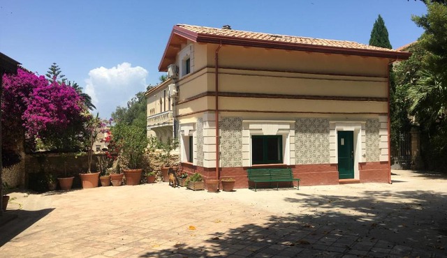 Comfy house in Crotone, fenced garden
