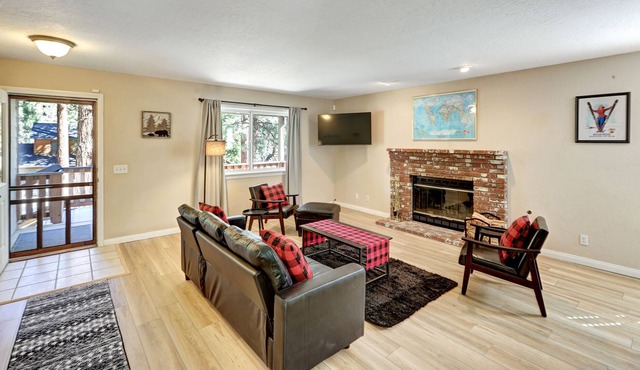 Comfy, Modern Mt. Home hosted by Lisa's Lodging