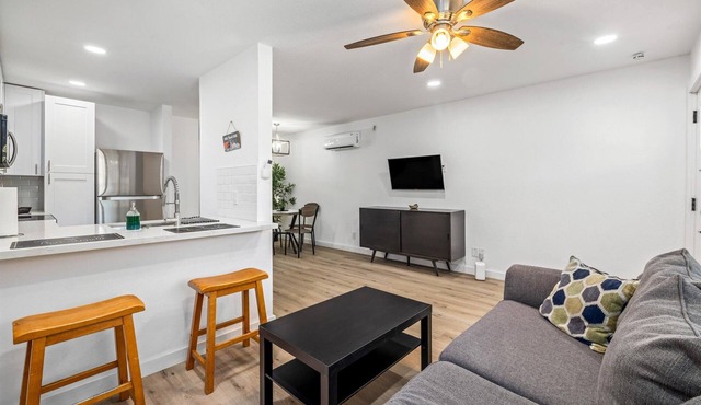 Comfy Montrose Flat Near Midtown | Games Desk WiFi