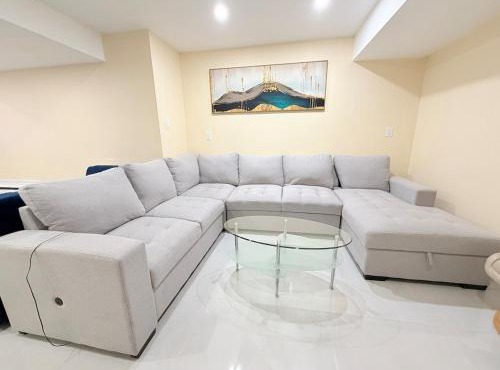 Comfy One Bedroom BasementApartment near Heartland