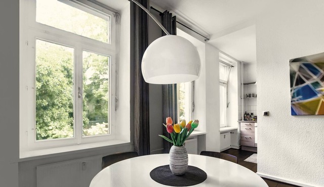 Comfy, quiet, bright, next to the metro and steps from Tempelhofer Park