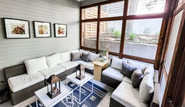 Comfy Retreat off Barton Springs Rd! Sleeps 16.