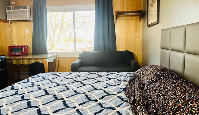 Comfy Room Close to Downtown Random Lake – Great Stop for Road Trips