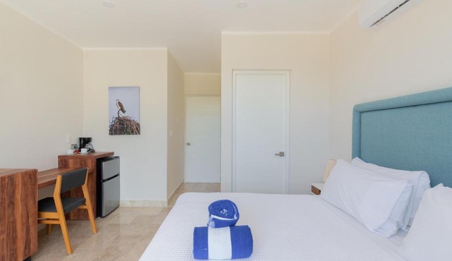 Comfy Room with Rooftop Pool, near Restaurants + Concierge