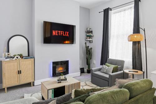 Comfy & Spacious Home, Fast Wi-Fi , free Parking, Sleeps 7 , Long Stays Welcome, Bury city centre