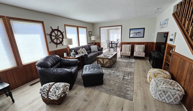 Comfy Spacious Home, Minutes to Beaches, King Bed, Sleeps 9, WiFi, Dog friendly