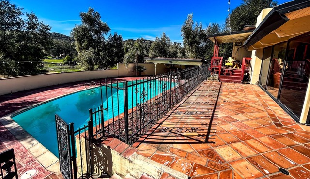Comfy Spanish style Ranch home in Hemet w/ hot tub and pool