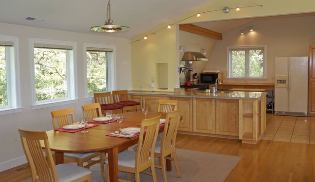 Comfy, Well-Appointed Guest House with a Beautiful View!