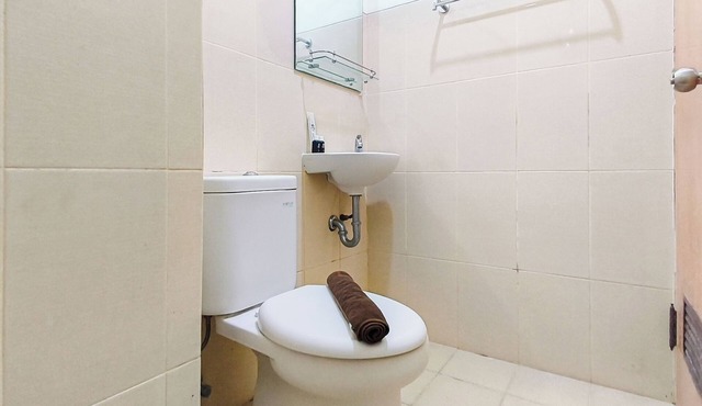 Comfy White Studio For 2 Pax At Bale Hinggil Apartment