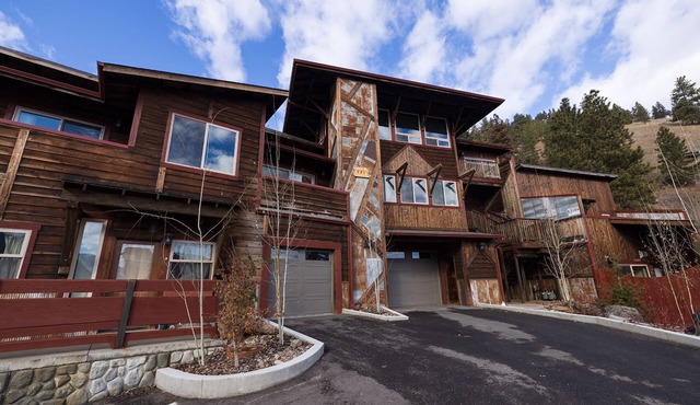 Commanding views just minutes from downtown with Elevator access