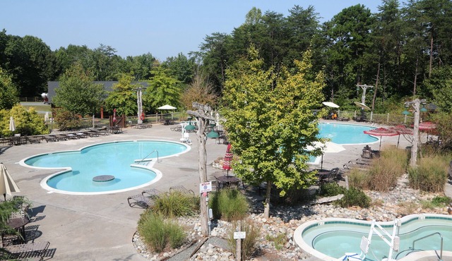 Commodious Shenandoah Crossing, 2 Bedroom Resort Cabin