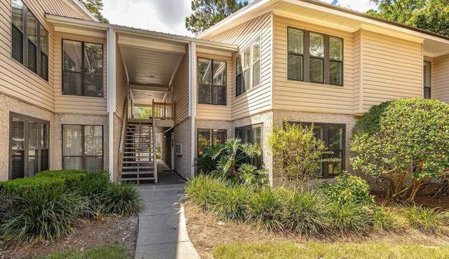 Community Pool, Close to Shopping and Restaurants!