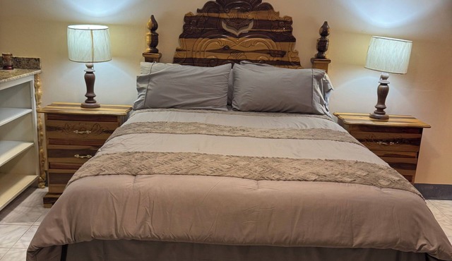 Compact, luxuriously furnished studio with AC, Wifi, Smart TV, in Duncan Bay