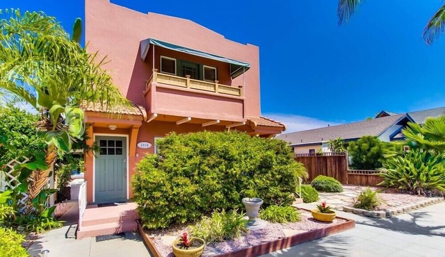 Compact, Modern Suite - Sleeps 2, Near Park, Zoo, Beaches