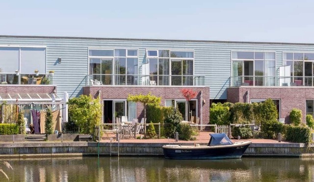 Complete, popular island house with steam shower. There is a lockable fence between the garden and t