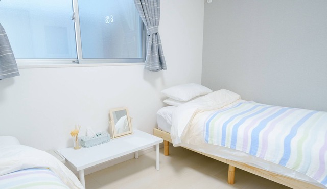 Completely private room in a detached house! 3 minutes walk from the station. 10 minutes by train to Namba. One train to the airport.