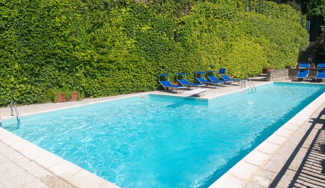 Completely remodeled in 2022. Villa, panoramic lake view, private swimming pool