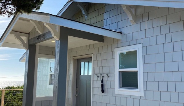 Completely remodeled, overlooking Heceta Beach, see and hear the surf.