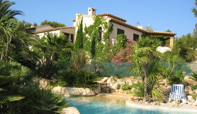 Completely renovated 2-room apartment in large architect-designed villa