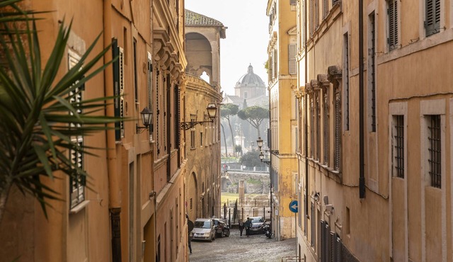 Completely renovated two-level apartment next Colosseum