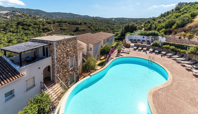 Complex with pool and sea view
