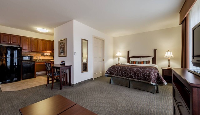 Complimentary Breakfast Buffet | Minutes from Shopping + White Sand Beaches